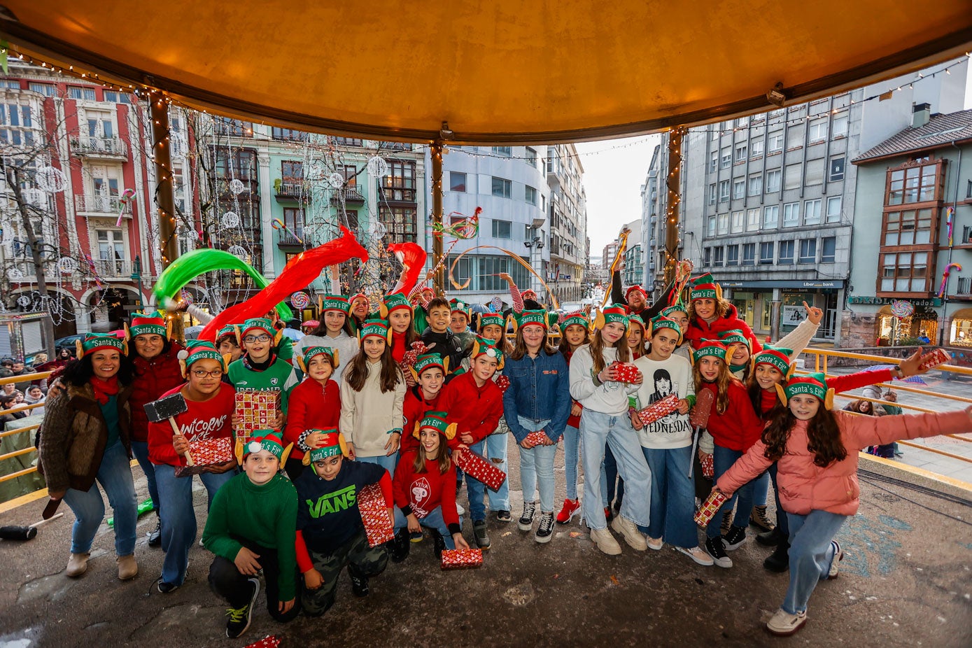 Alumnos del Colegio Escudero Espronceda de Tanos, antes del recital que han ofrecido junto a otros colegios en la Plaza Mayor.