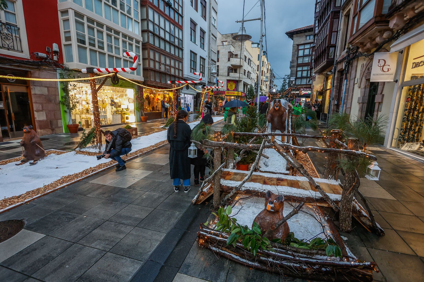 La arteria peatonal está decorada con diferentes elementos y puestos de madera.