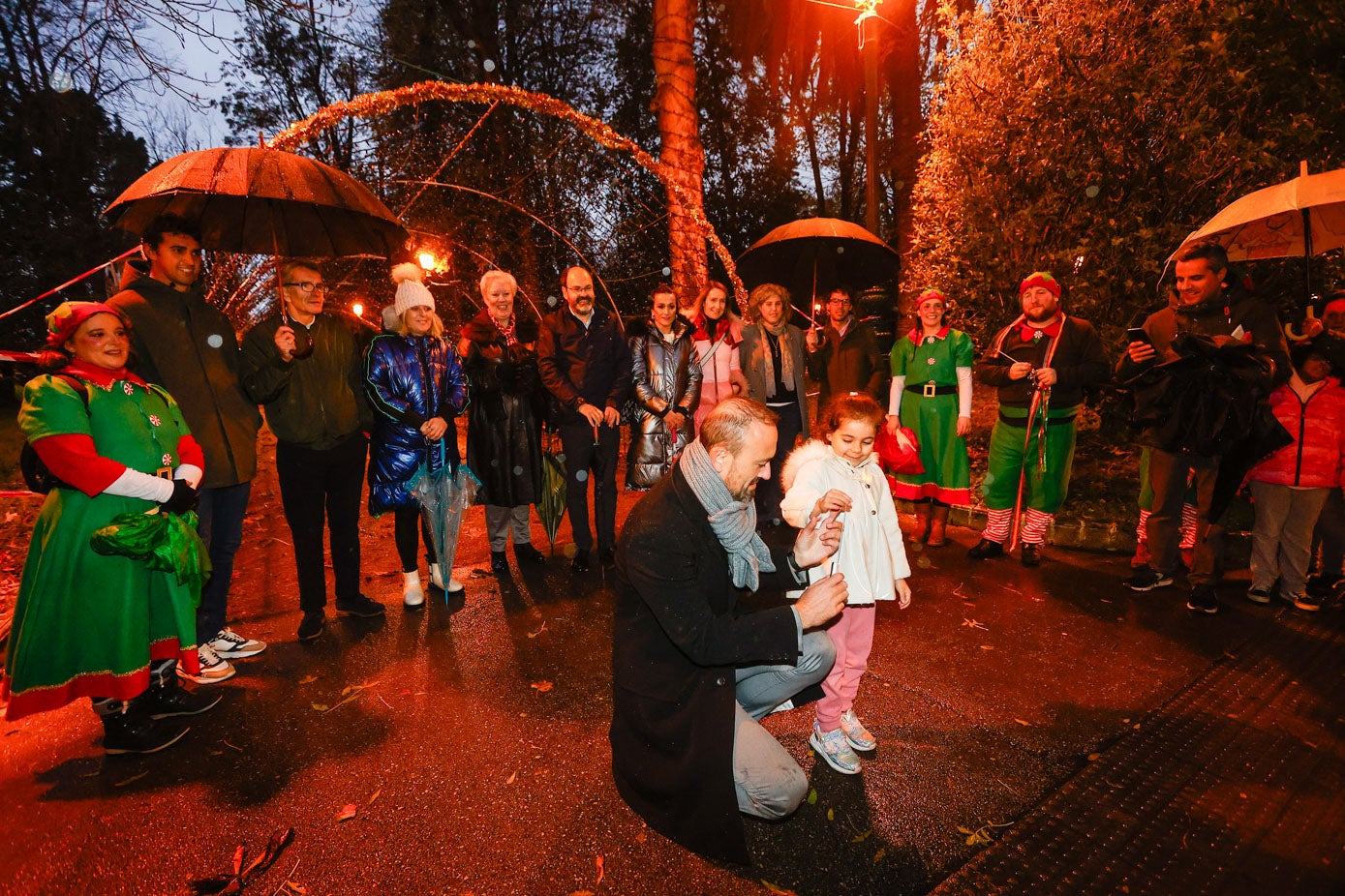 Una niña enciende el alumbrado del parque Manuel Barquín junto al alcalde, Javier López Estrada, este lunes. 