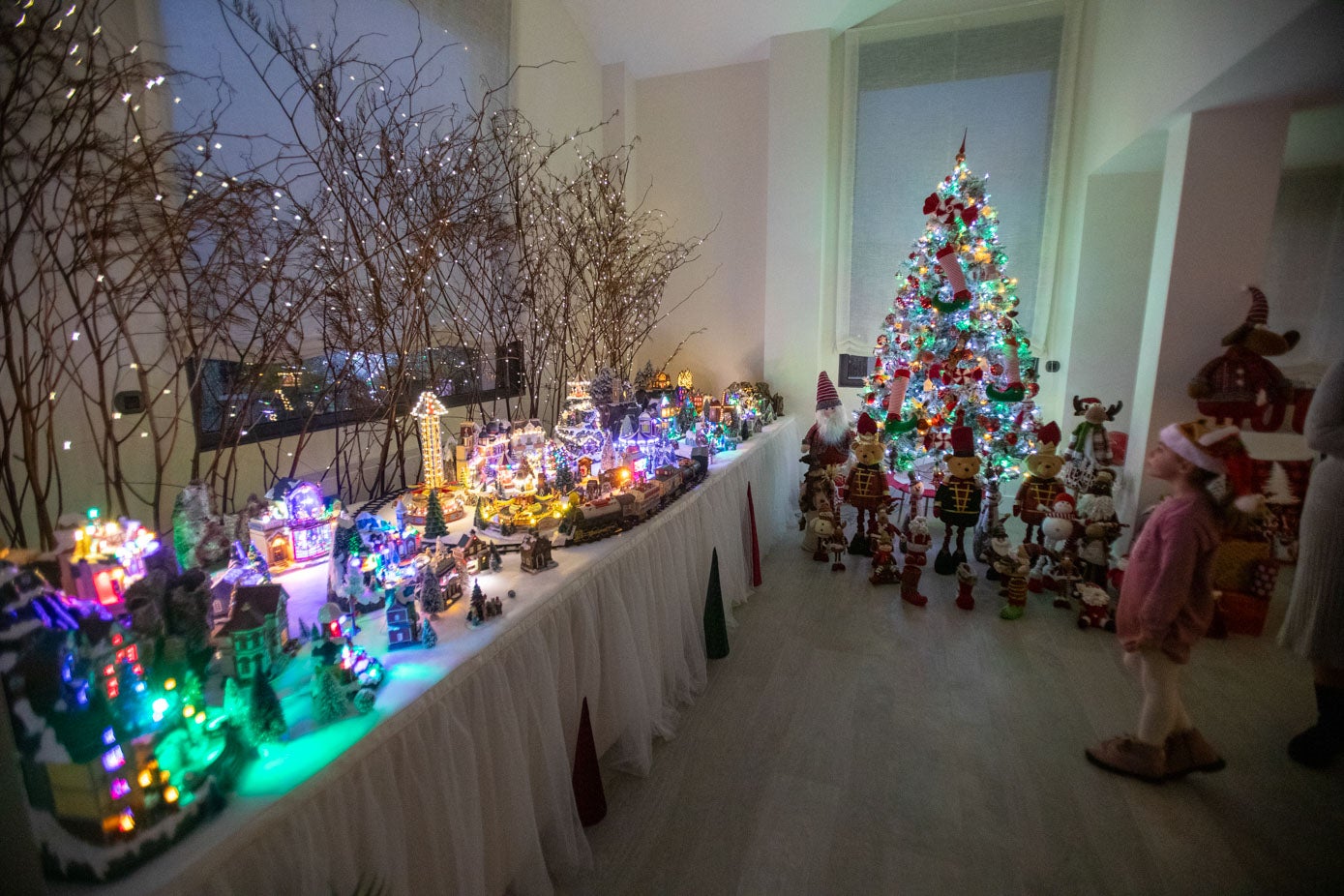 Una niña observa la decoración interior en la casa de Ana Michelena, una de las vecinas de Quijano. 