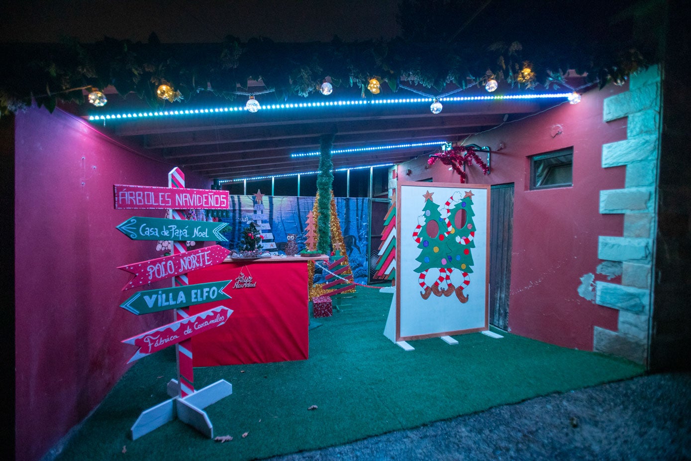 'la tienda de árboles de navidad' y una señal para seguir el itinerario de casas y adornos. 