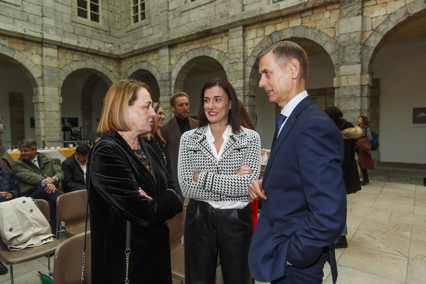 Pilar Jiménez, Gema Igual y José Luis Lçopez del Moral conversan antes del inicio del acto. 