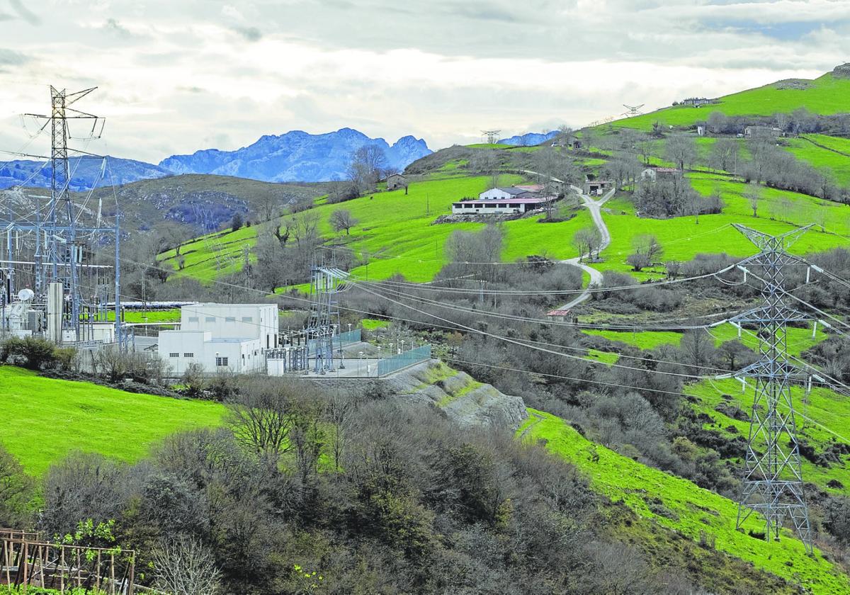 Vista general del paraje de Fuente Las Varas, con la subestación eléctrica en primer término y la finca de las baterías al fondo.