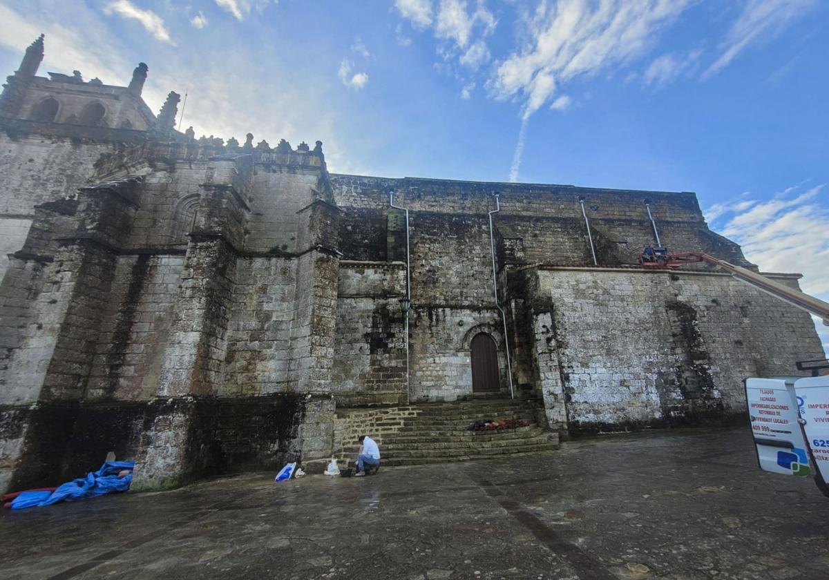 Trabajos que se están ejecutando en la iglesia de Santa María de los Ángeles.