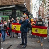 Protesta frente a la sede del PSOE en Santander en el Día de la Constitución