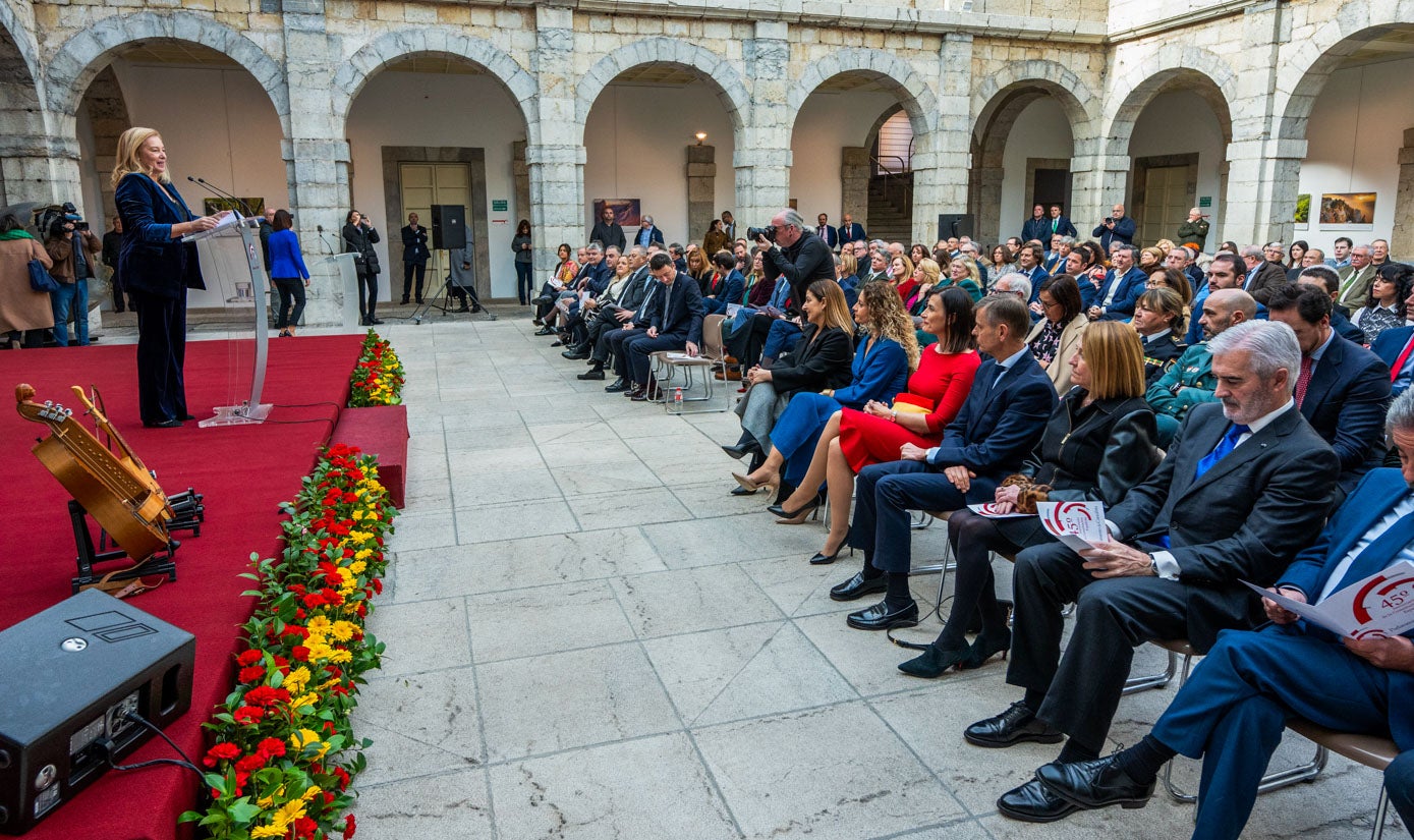 La presidenta del Parlamento, González Revuelta, durante su discurso.