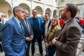 Los socialistas Pablo Zuloaga, Joaquín Gómez, Raúl Pesquera, Mario Iglesias, Eugenia Gómez de Diego y Jorge Gutiérrez en el acto de la Constitución.