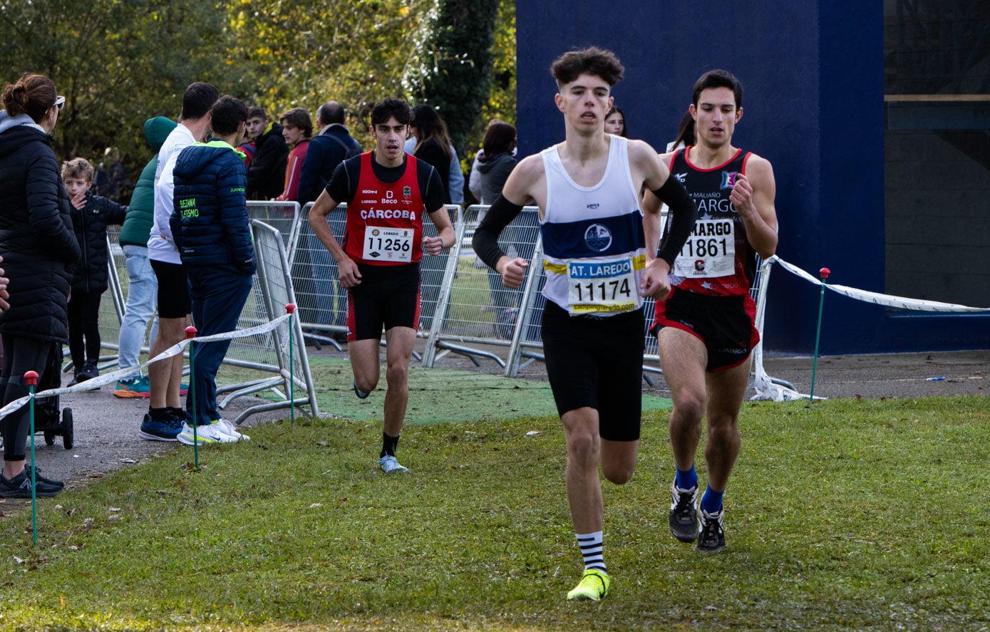 Diego Fuica (Atlético Laredo-Camping Laredo) marcha por delante de Rodrigo Bustamante (Atletismo Camargo) y Víctor Carriles (Cárcoba-Ribamontán al Mar). 