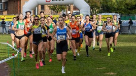 Zulema Fuentes-Pila lidera el grupo en la carrera femenina tras la salida