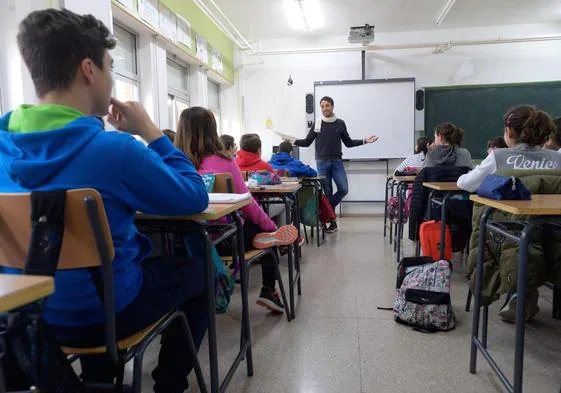 Un profesor imparte clase a un grupo de alumnos de Secundaria en un instituto público.