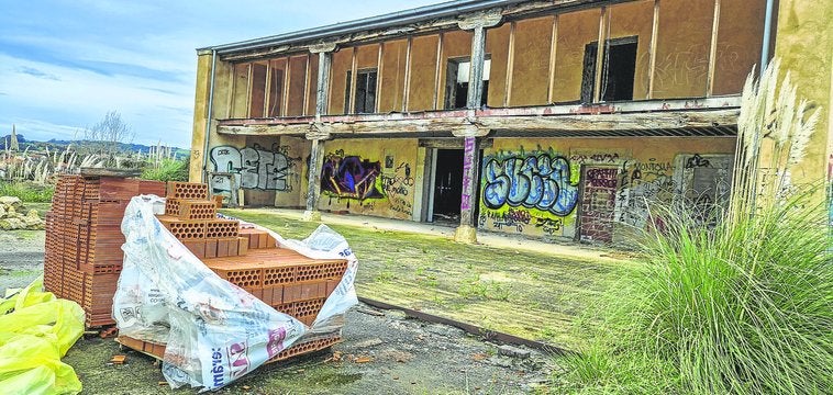 Algunos materiales de construcción que fueron abandonados en el lugar de los trabajos ahora están destrozados.