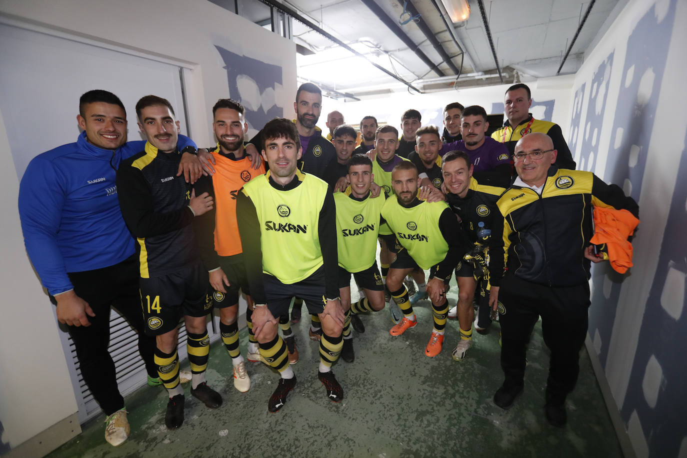 La plantilla del Cayón se fotografía en el túnel de vestuarios de los Campos de Sport.