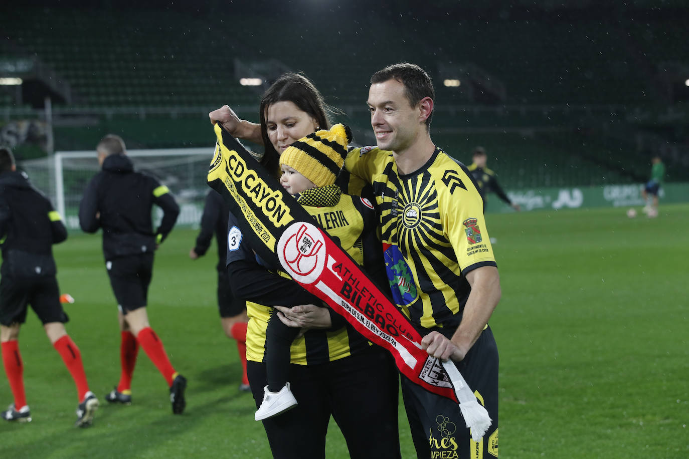 Chili se fotografía con su familia, con la bufanda conmemorativa del partido entre aurinegros y rojiblancos.