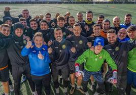 La plantilla del Cayón, ayer, durante el último entrenamiento antes de recibir al Athletic.