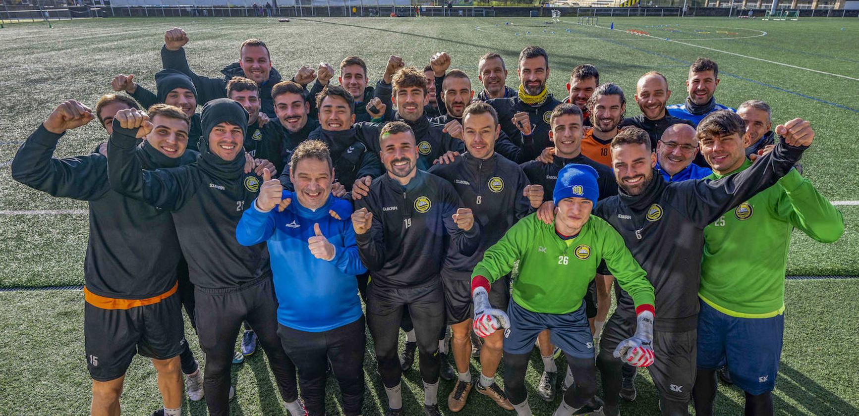 La plantilla del Cayón, ayer, durante el último entrenamiento antes de recibir al Athletic.