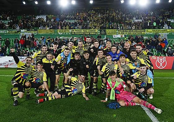 Los jugadores del Cayón posan tras el partido contra el Athletic en los Campos de Sport.
