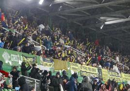 Los aficionados del Cayón, en los Campos de Sport de El Sardinero.