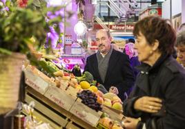 El concejal Álvaro Lavín, junto a un puesto de fruta en el mercado de La Esperanza de Santander.