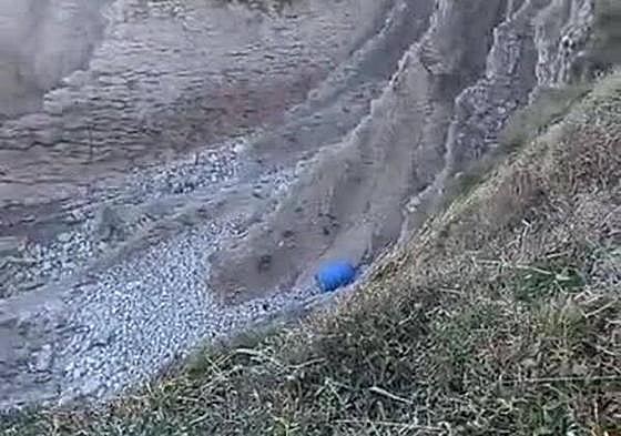Imágenes del segundo bidón azul que ha aparecido en la cala de Llatas.