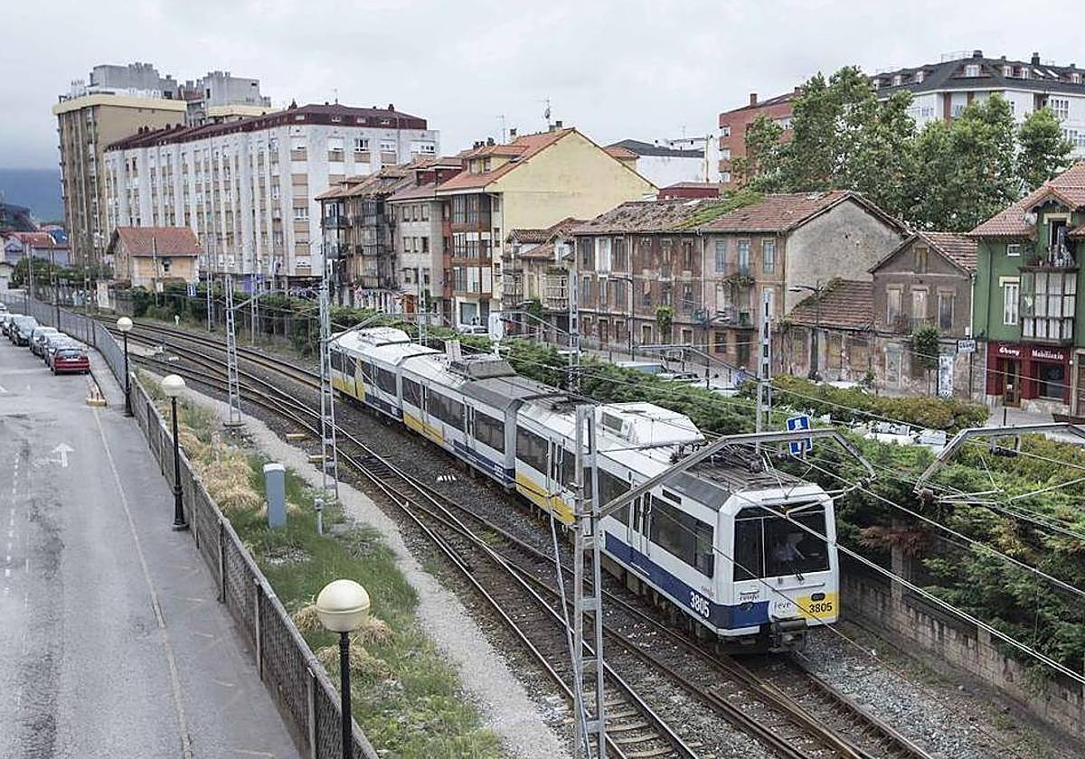 El tren, a su paso por Maliaño.