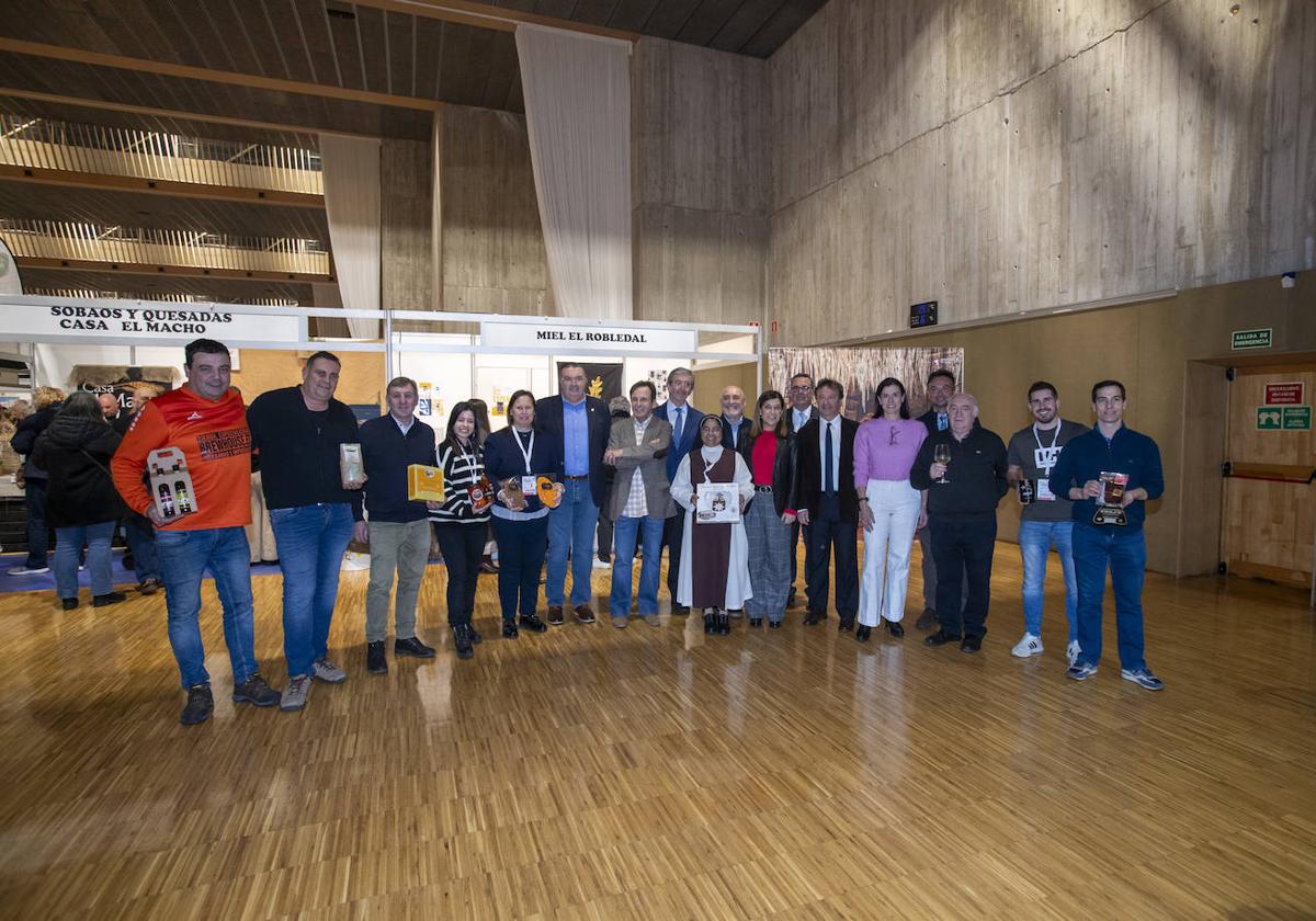 Foto de familia de los productores leoneses acompañados de las principales autoridades de ambas regiones.