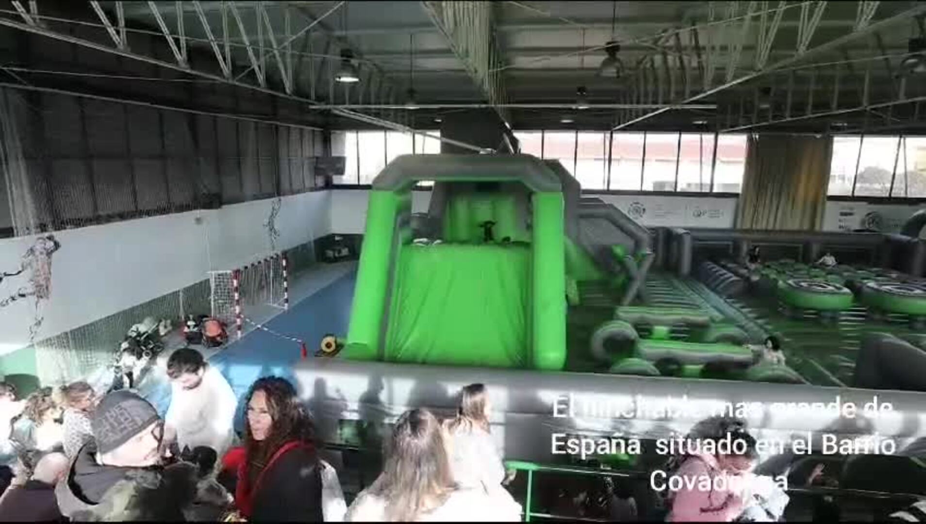 Diversión y colas en el hinchable más grande de España