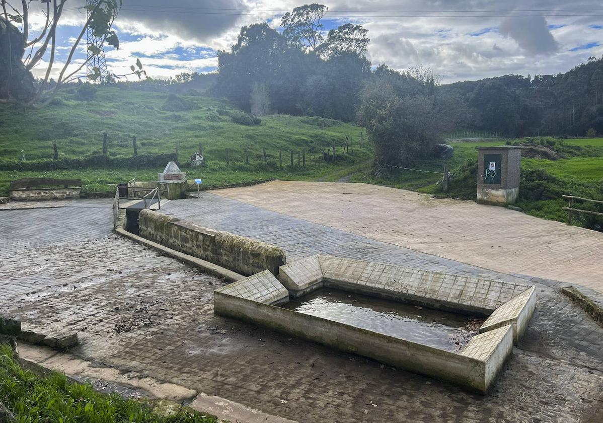 Fuente y lavadero de El Escajal, en Castillo, que exhiben su renovada imagen tras los trabajos de rehabilitación.