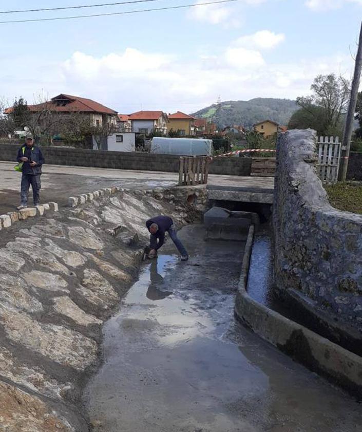 Imagen secundaria 2 - 1. Lavadero de Corporales en los acantilados de Isla. | 2. La brigada acondiciona el lavadero de San Juan, en Castillo. 