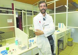 El médico Alfonso Valcarce, en el centro de salud de Polanco, donde tiene su consulta.