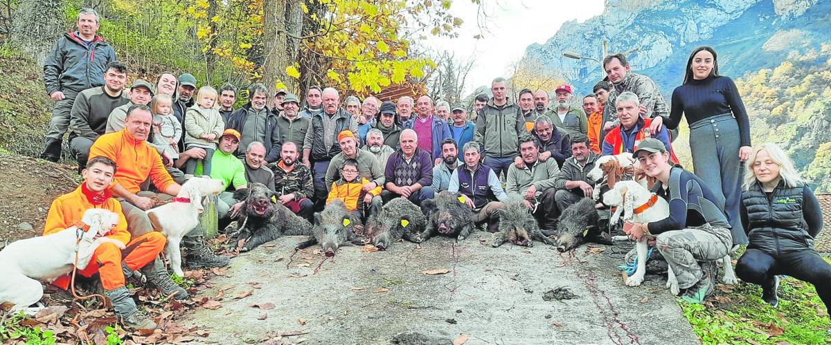 Integrantes de la cuadrilla 36, de Santos Gómez, con los seis jabalíes que abatieron este sábado en la cacería de Fonfría.