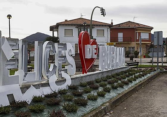 Las letras turísticas que identifican al municipio aparecieron por los suelos.