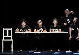 El Grupo de Teatro UC aborda un ejercicio de investigación en los lenguajes contemporáneos.