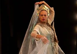 Carmen Mayskaya, bailarina (flamenco, danza española y contemporánea).