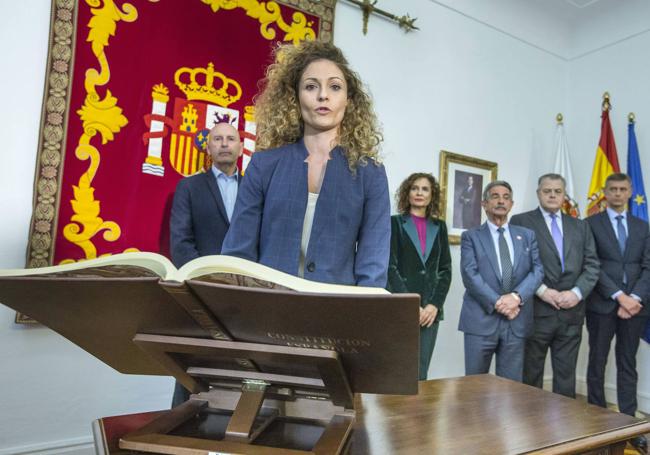 Quiñones, en su toma de posesión en 2020, junto a la ministra de Hacienda, María Jesús Montero.