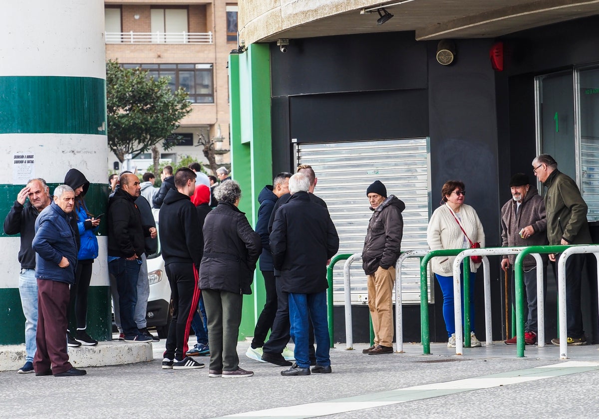 Aficionados del Racing hacen cola en las taquillas de El Sardinero el pasado mes de marzo