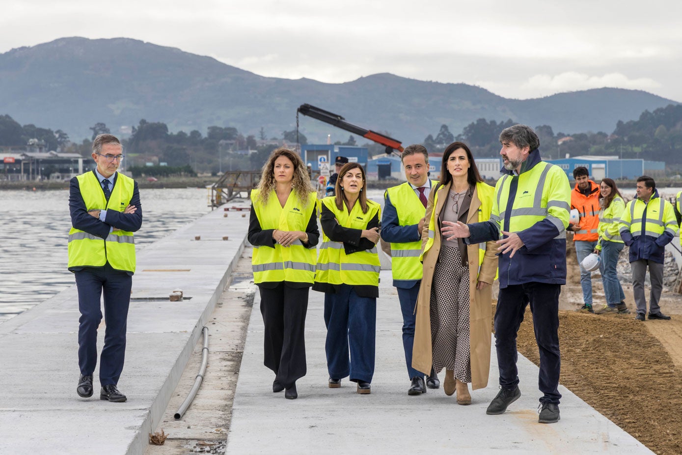 Visita de autoridades a las obras del muelle 9 de Raos. En la imagen, César Díaz, Ainoa Quiñones, María José Sáenz de Buruaga Diego Movellán y Gema Igual