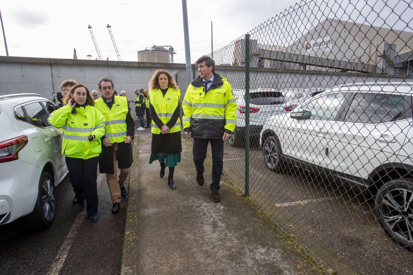 Ampliación de la valla de seguridad del Puerto de Santander para evitar el paso de polizones al recinto portuario. En la imagen Francisco Martín Gallego, Ainoa Quiñones Montellano Jaime González.