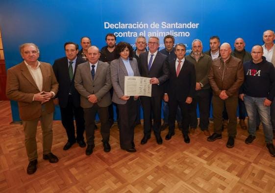La Declaración de Santander se rubricó ayer en el Palacio de La Magdalena con representantes de una veintena de asociaciones.