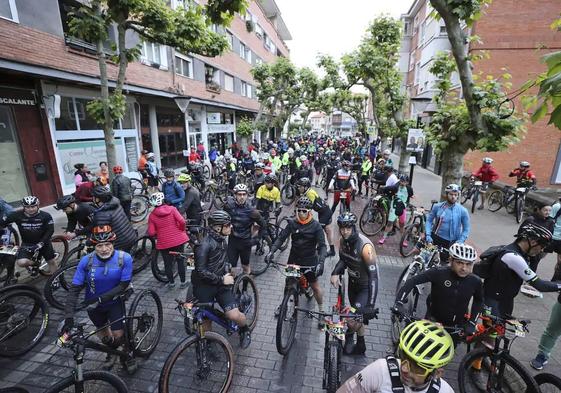 Los participantes, apostados en las calles de Cabezón de la Sal antes de la salida.