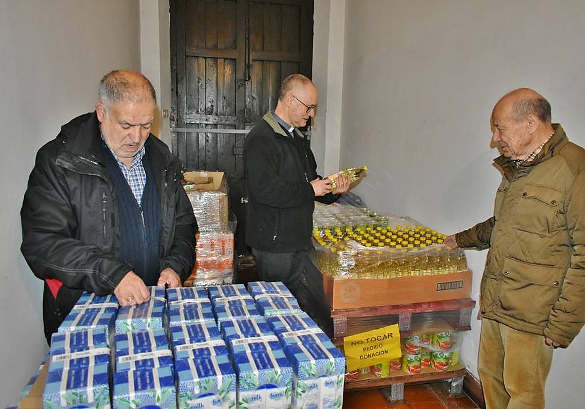 Ramiro Pérez, Francisco Lledías y Fernando García con el último cargamento de alimentos recibidos en Cáritas.