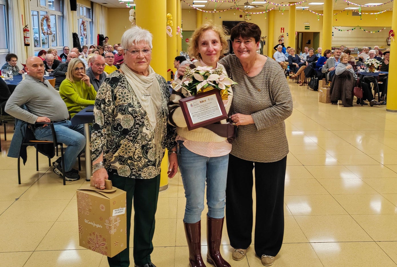 La sobrina de Ángeles González, recientemente fallecida, recogió los obsequios en su honor.