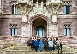 Los participantes en la visita guiada posan en Sobrellano.