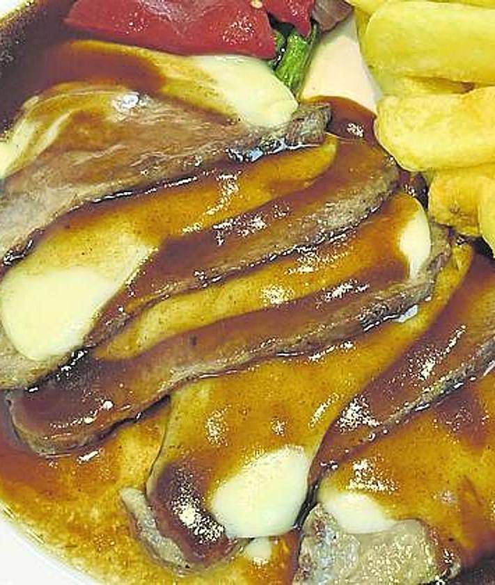 Imagen secundaria 2 - A la izquierda, risotto de setas con medallón de foie hecho en casa. A la derecha, presa ibérica con queso manchego y salsa trufada. 