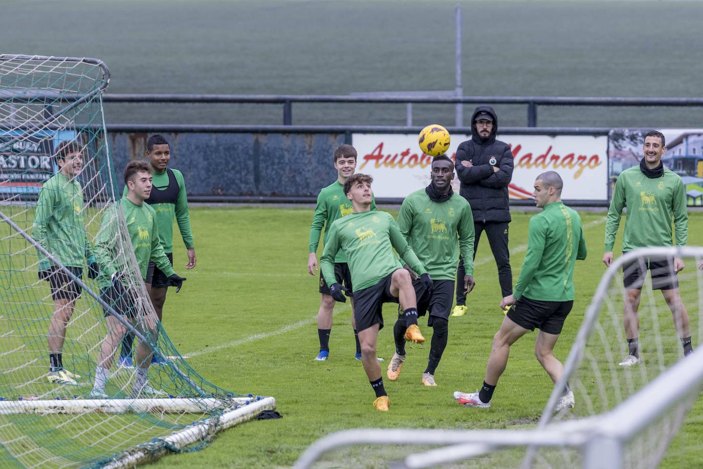 Yeray intenta controlar la pelota durante la sesión de entrenamiento.