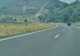 Autovía de la Meseta con los túneles de Pedredo al fondo.