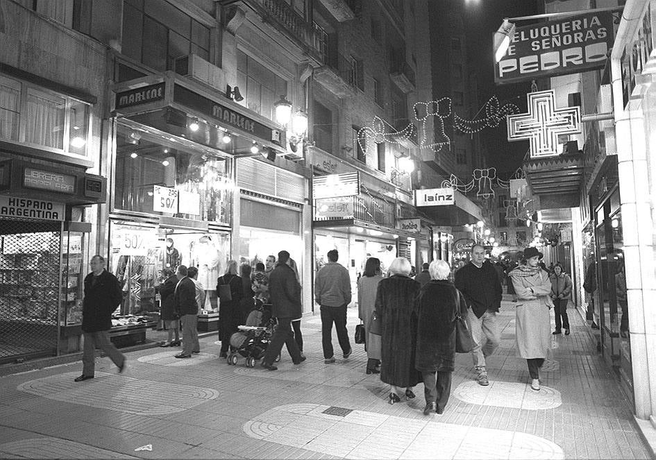 La calle San Francisco engalanada para la Navidad con los comercios de la época, entre ellos los grandes almacenes de Laínz.