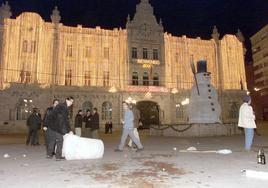 Los jóvenes disfrutan de la fiesta de Nochevieja junto al muñeco y adornos navideños frente al Ayuntamiento de Santander