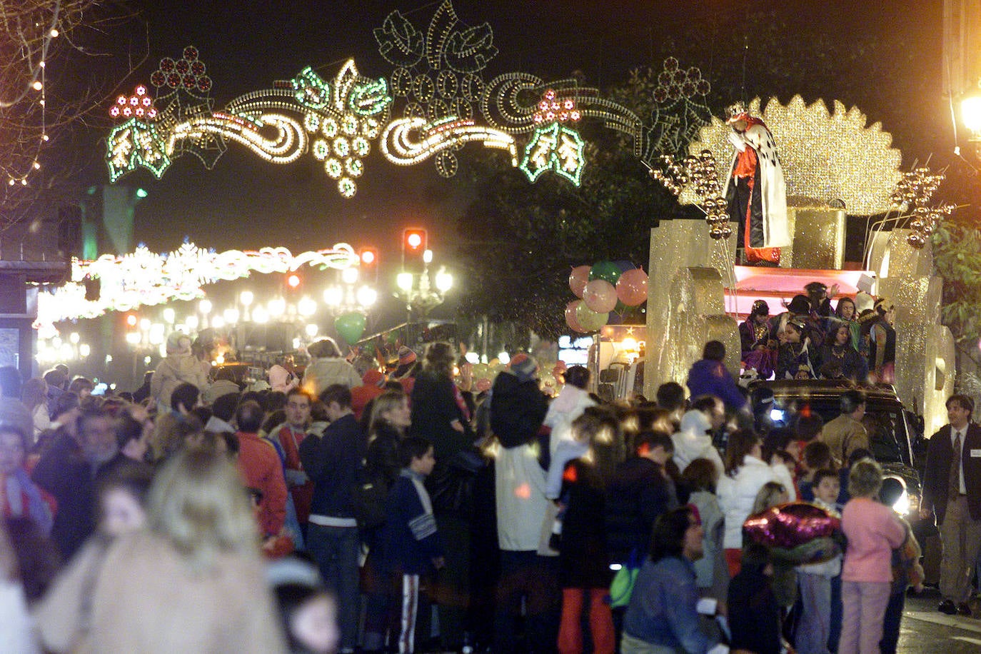 Carroza de Baltasar en la cabalgata de Reyes junto a la decoración navideña del centro de la capital cántabra.