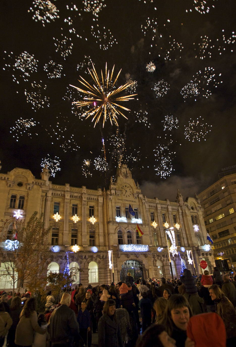 Fuegos artificiales durante el encendido navideño de 2011 en la capital.