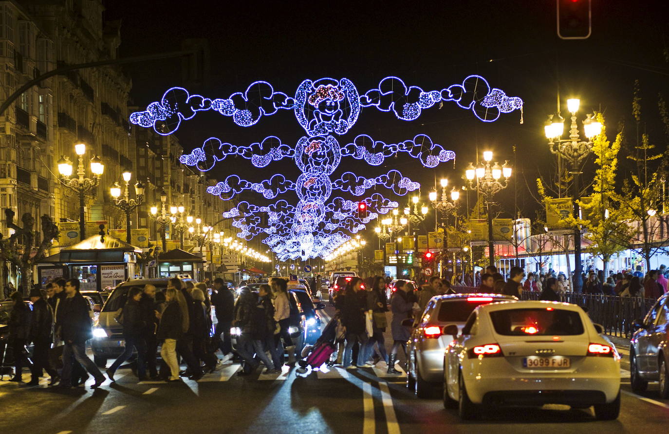 Iluminación navideña en el Paseo Pereda con motivos de ángeles.